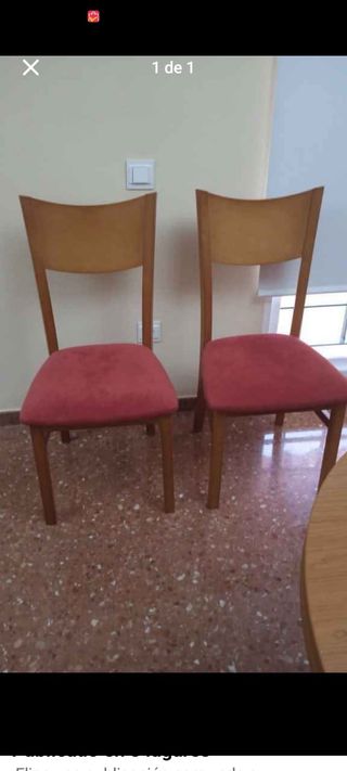 silla de madera y tela rojas