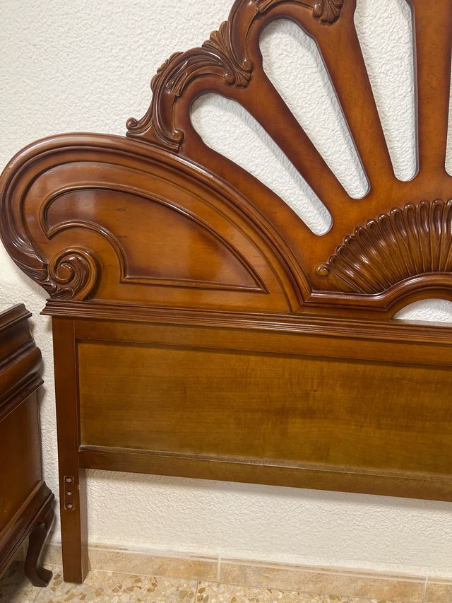 Cabecero de madera tallado estilo clásico