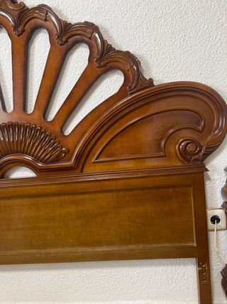 Cabecero de madera tallado estilo clásico