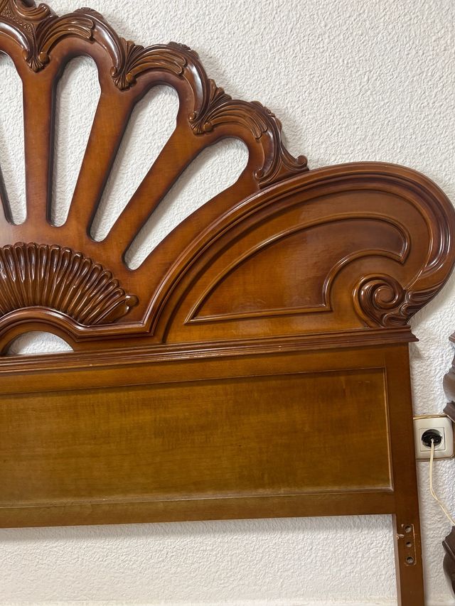 Cabecero de madera tallado estilo clásico