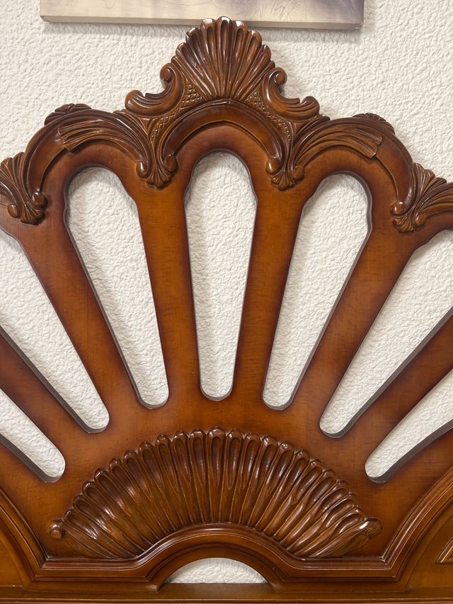 Cabecero de madera tallado estilo clásico