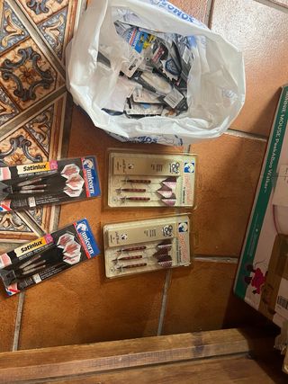Lote de dardos Unicorn y Bull's más plumas y cañas