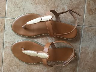 Sandalias planas marrones y doradas