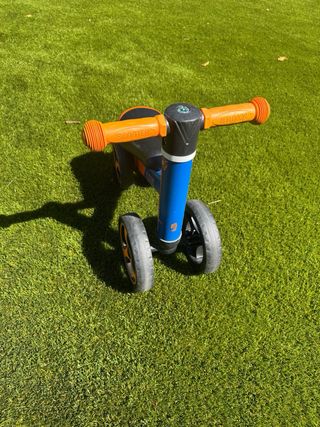 Bici sin pedales azul y naranja