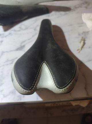 Sillín Kuips Precision Negro y Gris