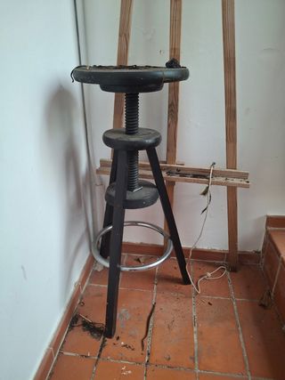 Taburete negro ajustable