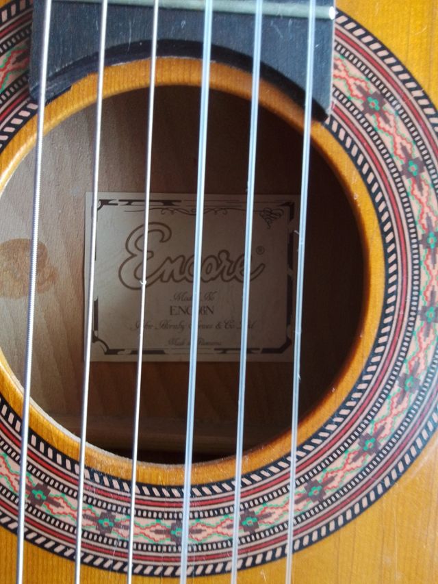 Guitarra rumana de palo santo