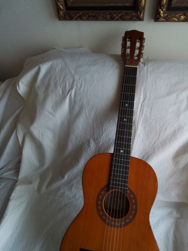 Guitarra rumana de palo santo