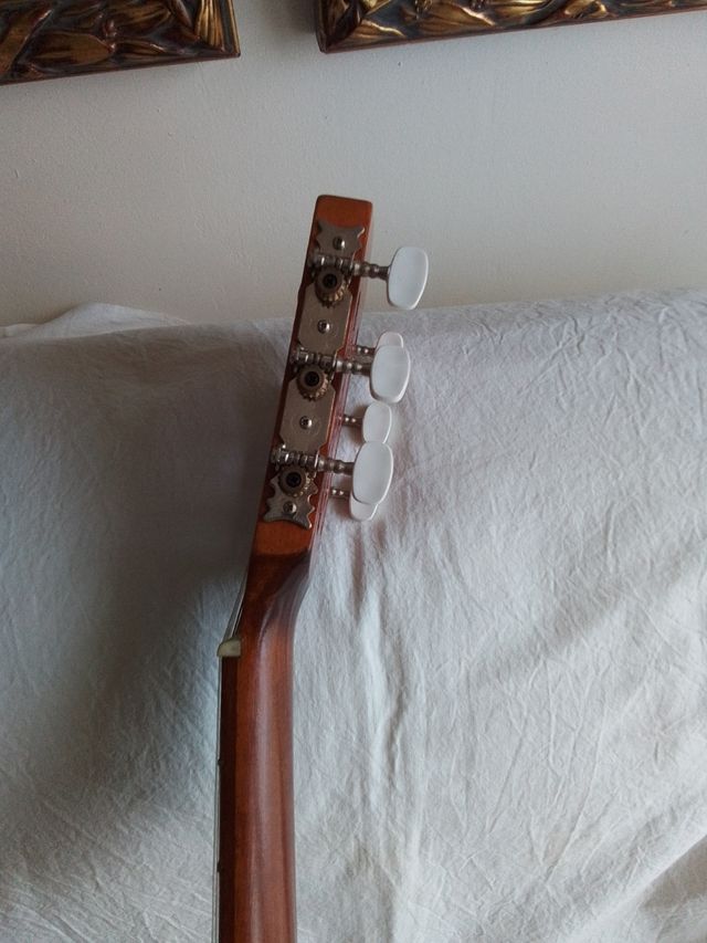 Guitarra rumana de palo santo