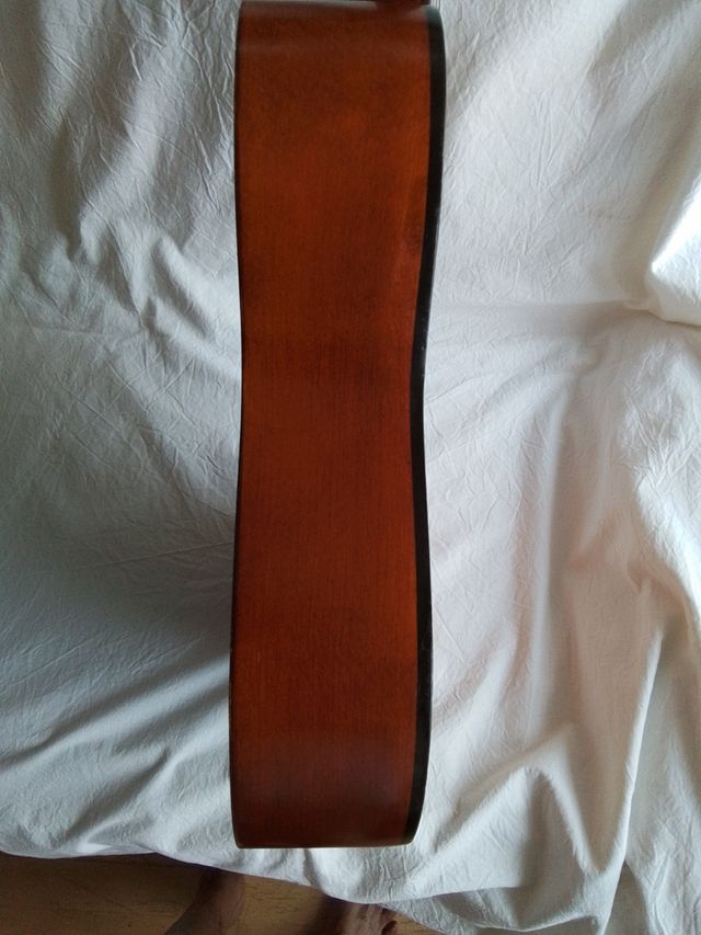 Guitarra rumana de palo santo