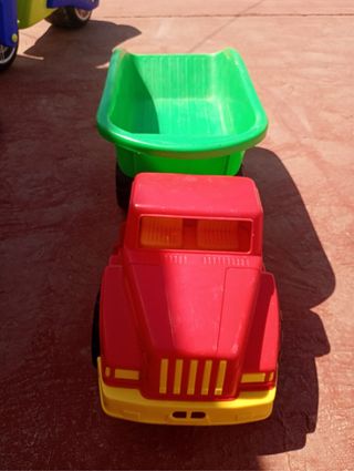 Camión de juguete grande rojo y verde