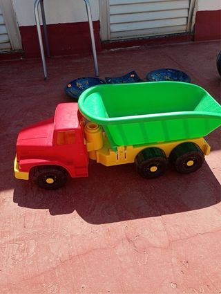Camión de juguete grande rojo y verde