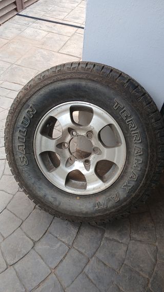 Llanta Mitsubishi Montero GLX con
Neumático nuevo