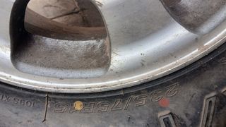 Llanta Mitsubishi Montero GLX con
Neumático nuevo