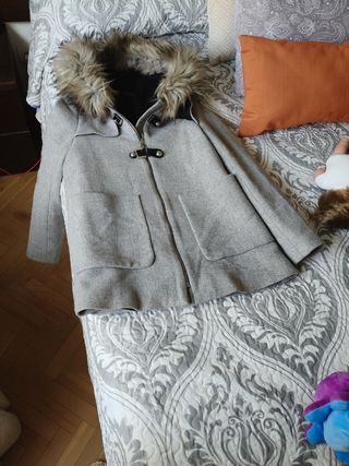 Chaquetón Zara gris con capucha