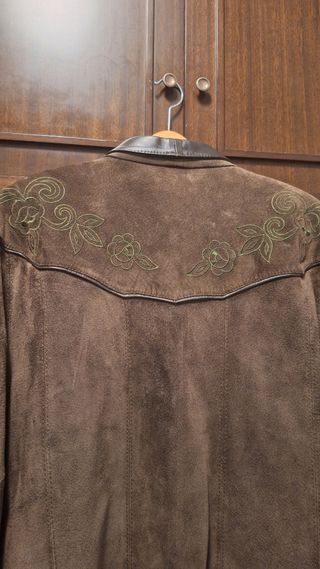 Chaqueta de ante marrón con bordados