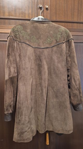 Chaqueta de ante marrón con bordados