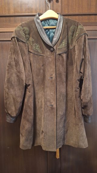 Chaqueta de ante marrón con bordados