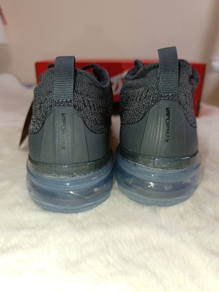 Zapatillas Nike Vapormax grises y rojas