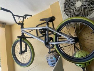 Bicicleta BMX plateada