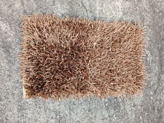 Alfombra pelo largo marrón, fabricada en india