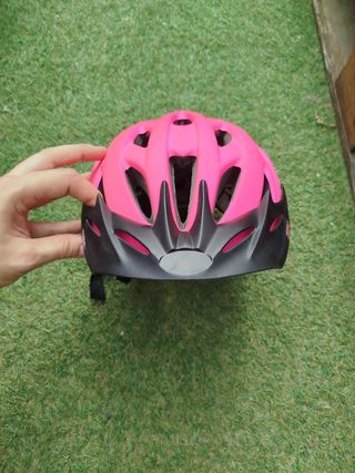Casco de bicicleta fucsia sin uso