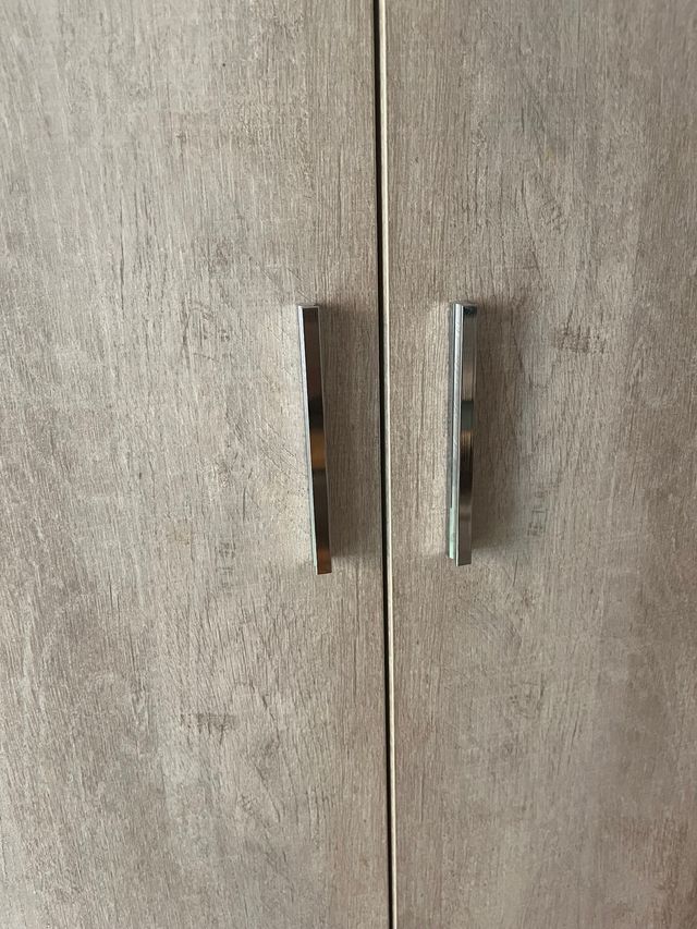 Armario de madera beige y marrón