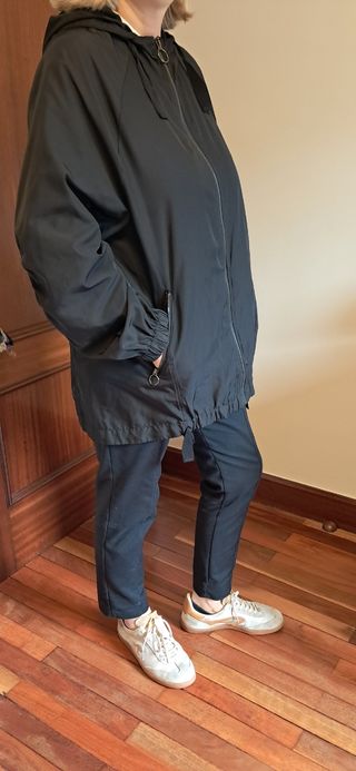 Chubasquero negro Zara con capucha
