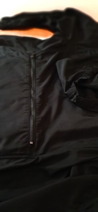 Chubasquero negro Zara con capucha