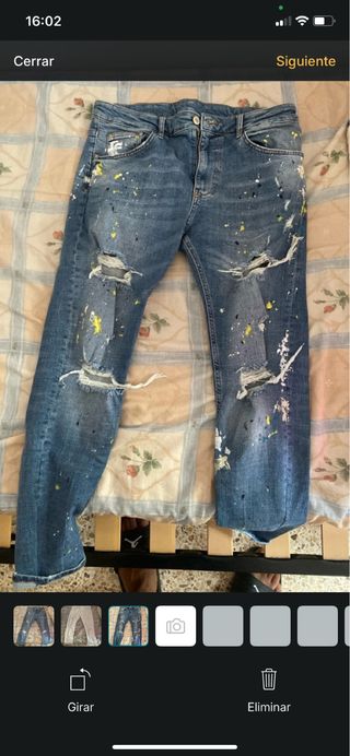Vaqueros rotos con pintura