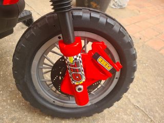 Moto eléctrica infantil roja en perfecto estado.