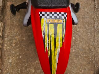 Moto eléctrica infantil roja en perfecto estado.