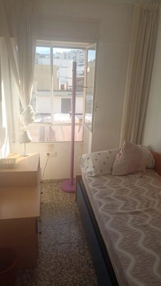 Habitación en alquiler semicentrica.