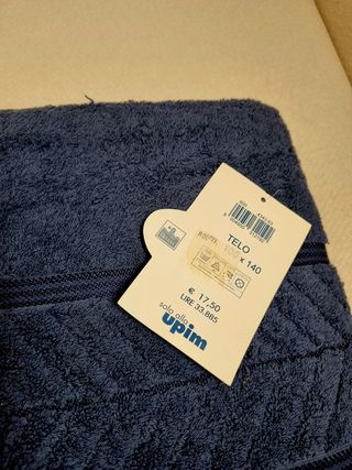 Telo da bagno in morbida spugna, colore blu scuro.