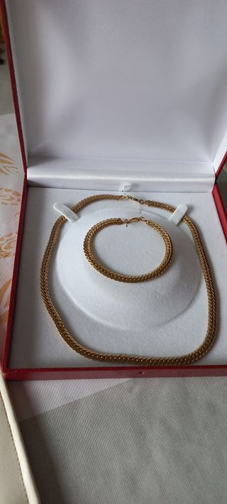 Conjunto collar y pulsera dorados