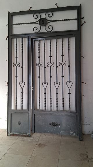 Puerta de rejas con número