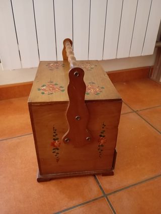 Costurero antiguo de madera con cajones.