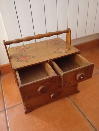 Costurero antiguo de madera con cajones.