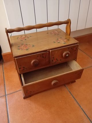 Costurero antiguo de madera con cajones.