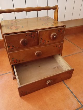 Costurero antiguo de madera con cajones.