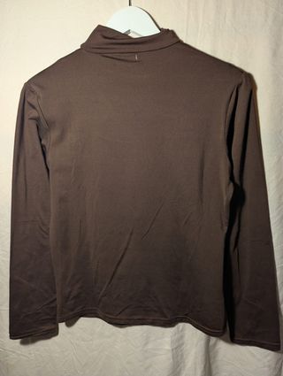 Camiseta de cuello alto marrón