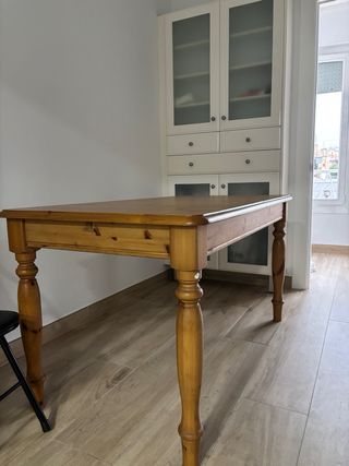 Mesa de comedor de madera