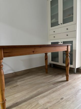Mesa de comedor de madera