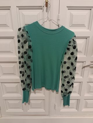 Camiseta verde con mangas de lunares