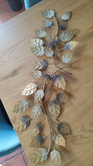 Decorazione da parete con foglie in metallo dorato e grigio