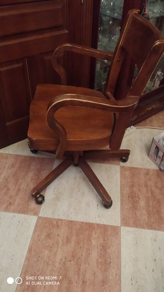 Silla giratoria de madera