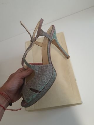 Zapatos de tacón plateados, rosas y verdes