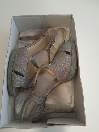 Zapatos de tacón plateados, rosas y verdes