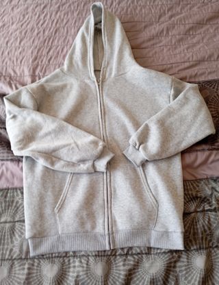 Chaqueta con cremallera y capucha gris