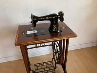 Máquina de coser antigua Alfa